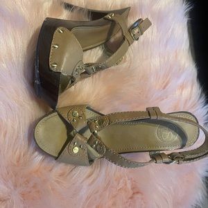 Jessica Simpson Sling back platform Heels tan with Gold studs